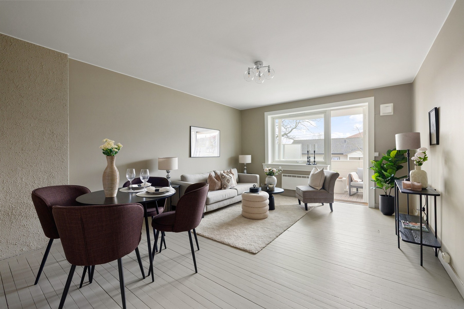 Stuen oppleves som romslig og innbydende, og byr på lun stemning Galleribilde