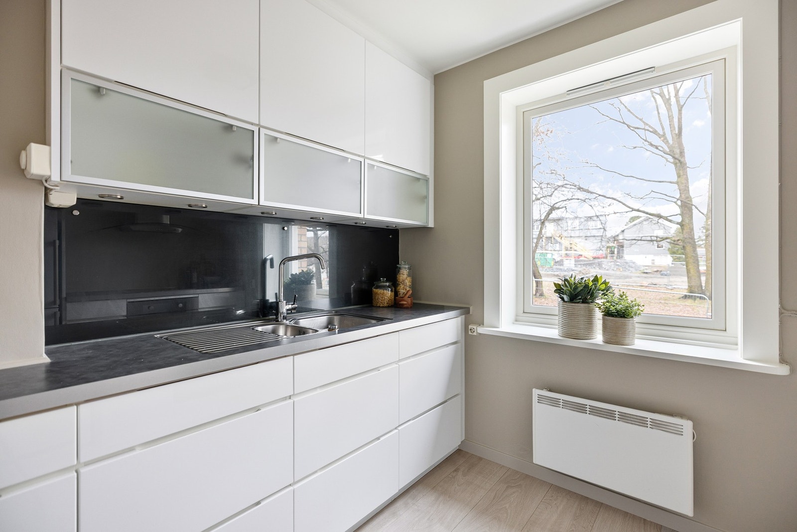 Her er det gode benkeplater og rikelig med oppbevaringsplass Galleribilde