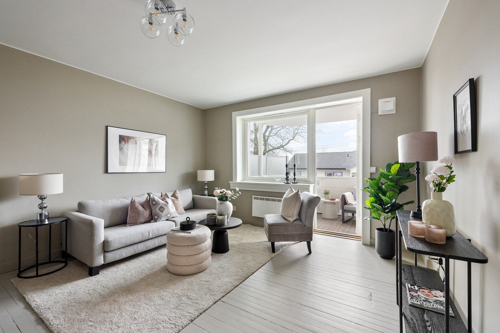 Veggene er malt i en lys beige som fremhever det pene tregulvet Galleribilde