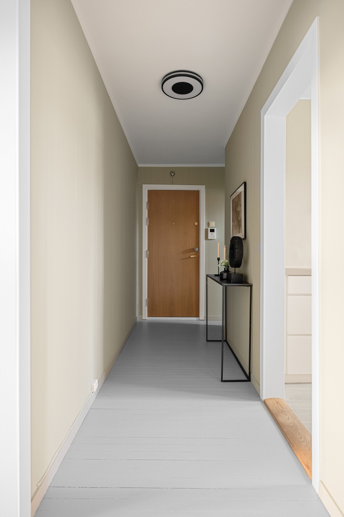 I entreen blir vi ønsket velkommen med lysmalte vegger og pent tregulv Galleribilde