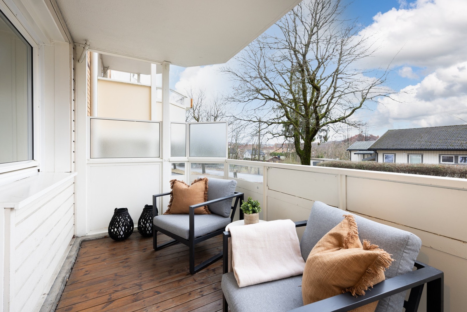 Balkongen har betongdekke og rekkverk i metall Galleribilde