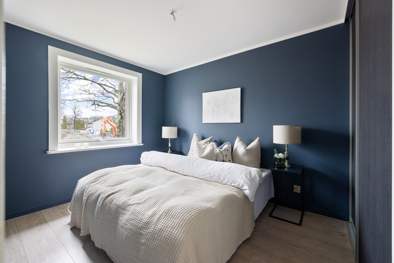 Soverommet har plass til en dobbeltseng med tilhørende nattbord Galleribilde