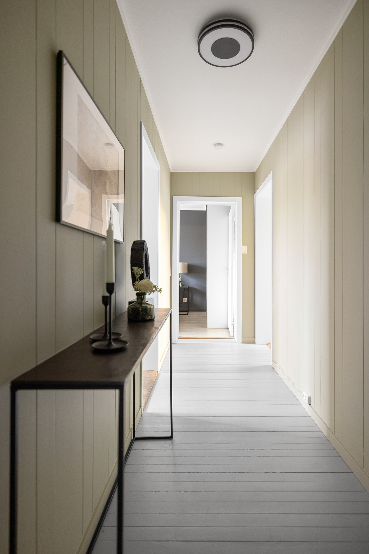 Det er god plass til oppbevaringsmøbler for å rydde bort yttertøy og sko Galleribilde