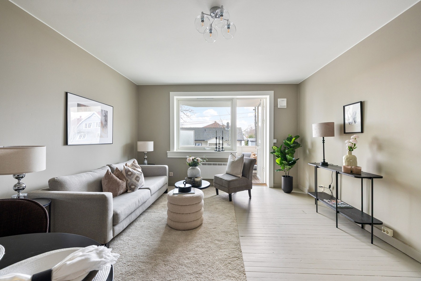 Rommet har god plass til sofakrok med tilhørende møblement og spisebord Galleribilde