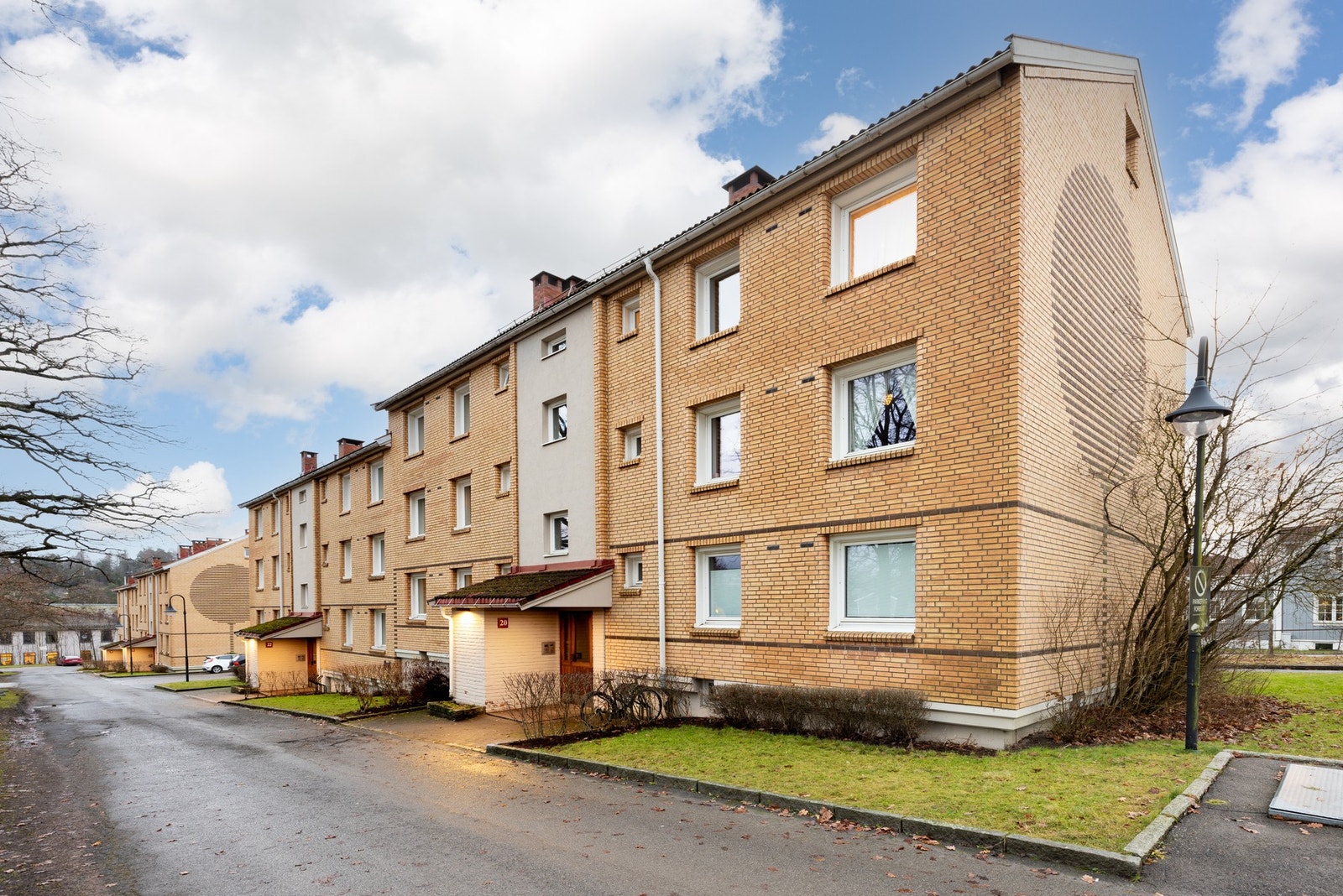 Her finner du også sittegrupper, grillplasser og lekeplasser som inviterer til sosiale sammenkomster og aktiviteter utendørs Galleribilde