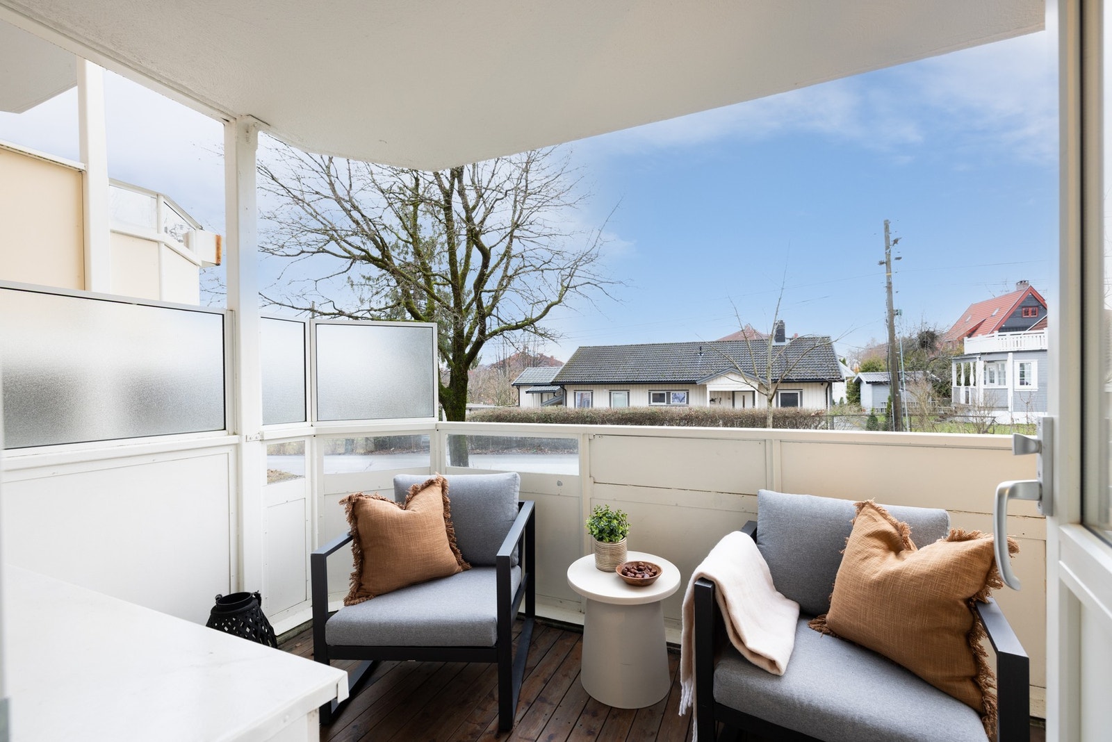 Fra stuen er det utgang til en sydvestvendt balkong på ca. 7 kvm - en fin romforlengelse på varme dager Galleribilde