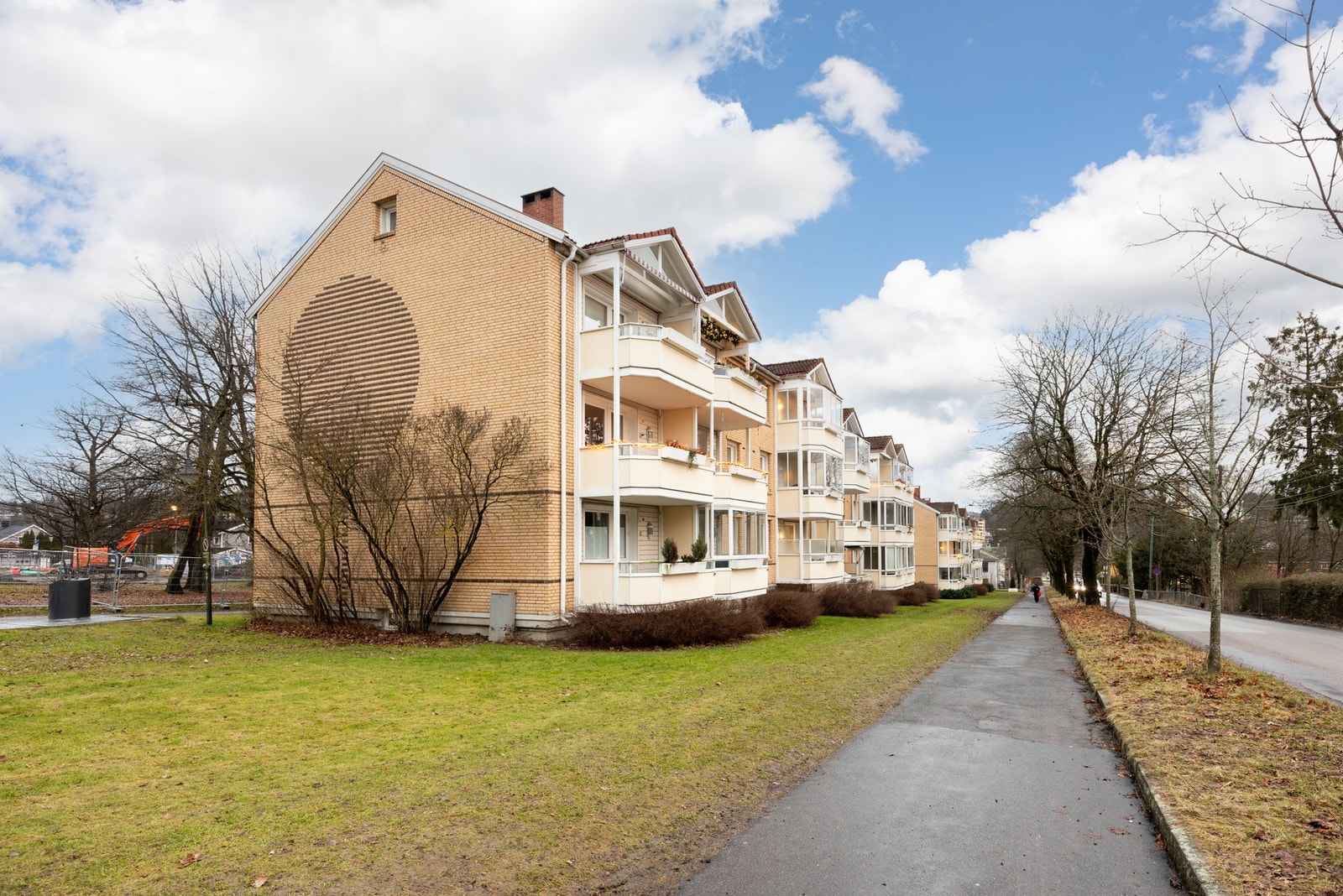 Borettslagets tomt består av parklignende omgivelser med store gressplener, frodige trær og prydbusker Galleribilde