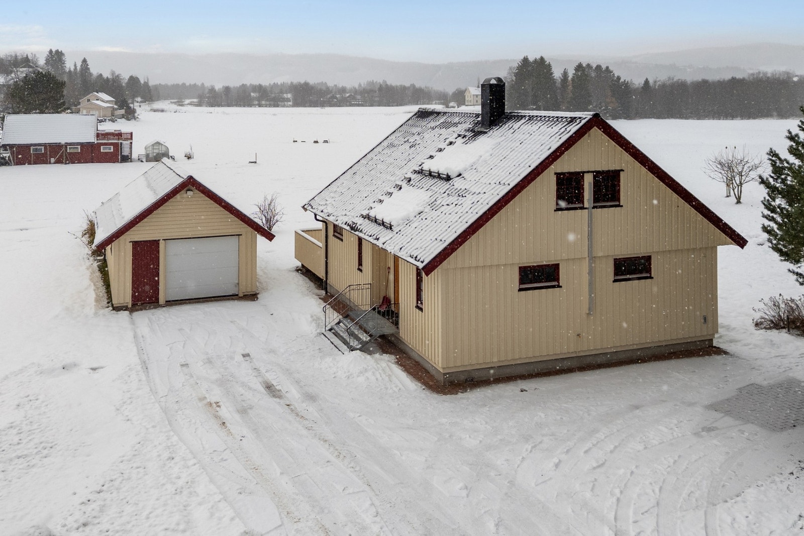 Gårdsplassen er pent steinlagt. Galleribilde