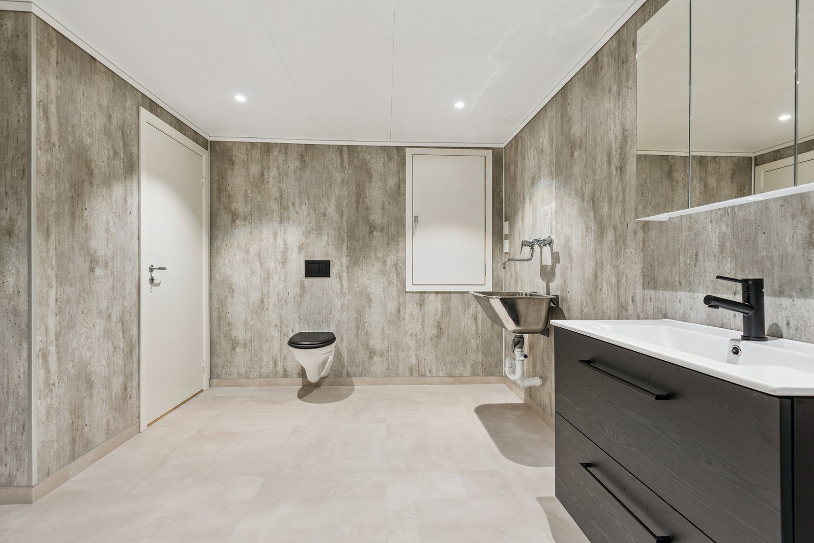 Badet er på 10,7 kvm. Inneholder vegghengt wc, 2 stk vasker, servant, speil og dusj. Galleribilde