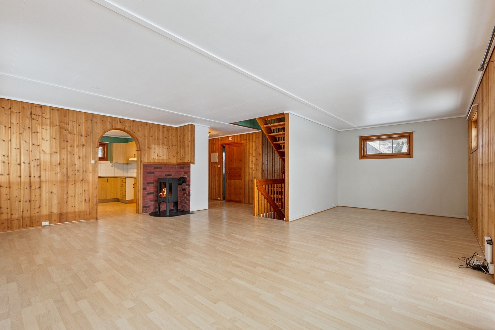 I tilknytning til stuen har man et delvis adskilt kjøkken. Galleribilde