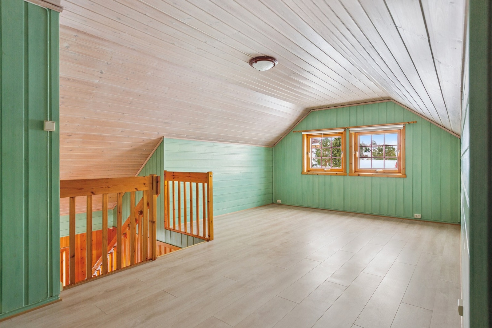 Oppe i 2. etasjen har man en stue på 19,3 kvm. Her er det godkjent å lage enda et soverom. Galleribilde