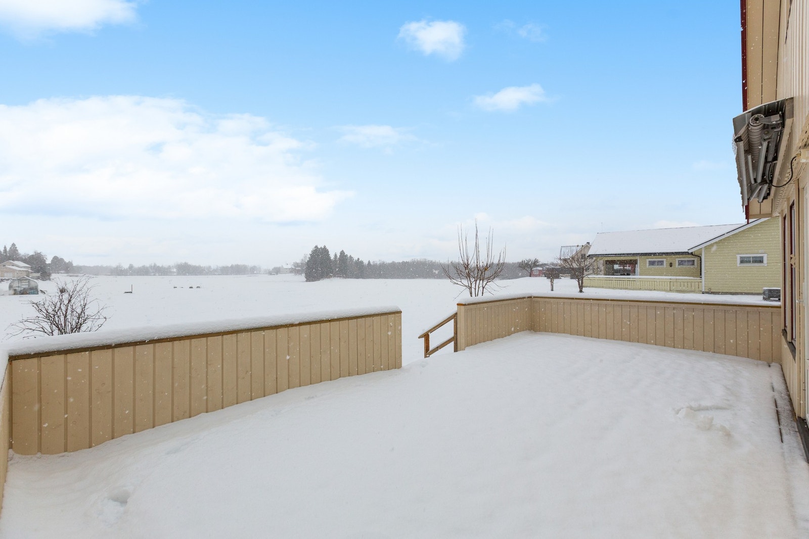 Fra stuen har man direkte adkomst til en stor terrasse på 29 kvm. Galleribilde