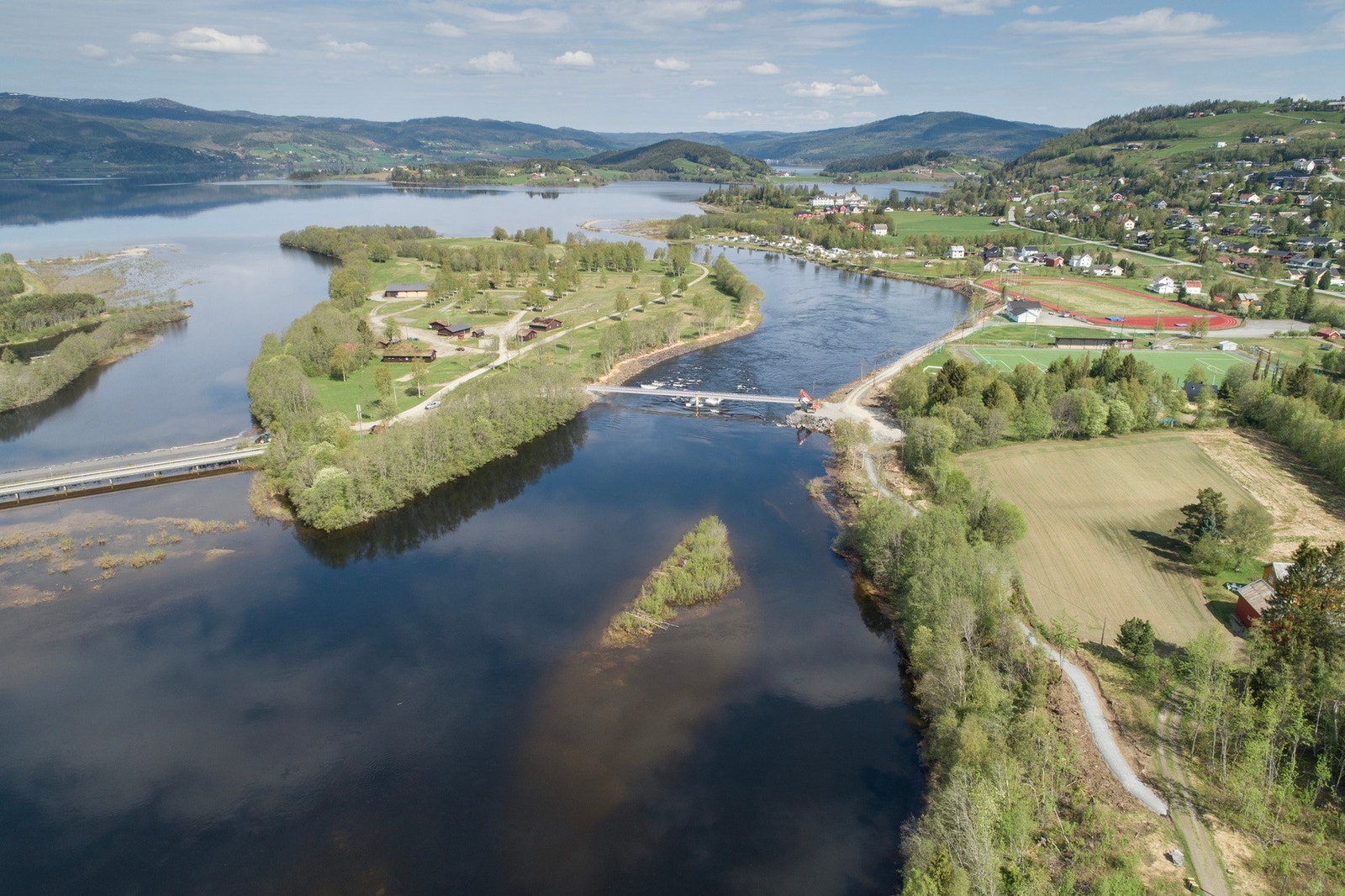 Populære Årsøya ligger kun en kort gåtur fra eiendommen. Øya har bane for Frisbeegolf, sandvolleyball, sandhåndball, HC- fiskeplass og en lekepark for de yngste gjestene. I tilknytning til øya ligger den flotte Selbustien, med ca. 8km tilrettelagt sti. Galleribilde