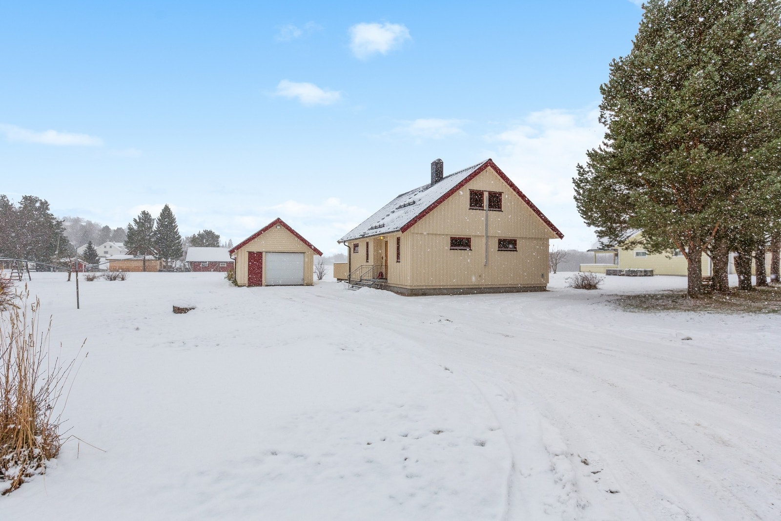 Frittstående garasje, samt flere oppstillingsplasser på tomten. Galleribilde