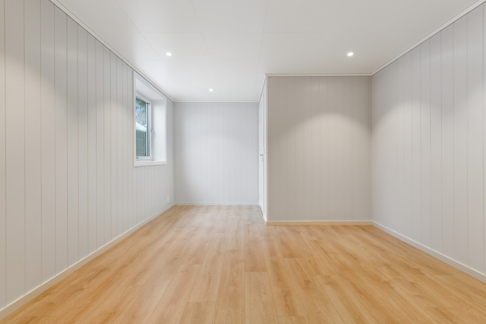 God plass til seng og skapløsninger. Spotter i himling. Galleribilde