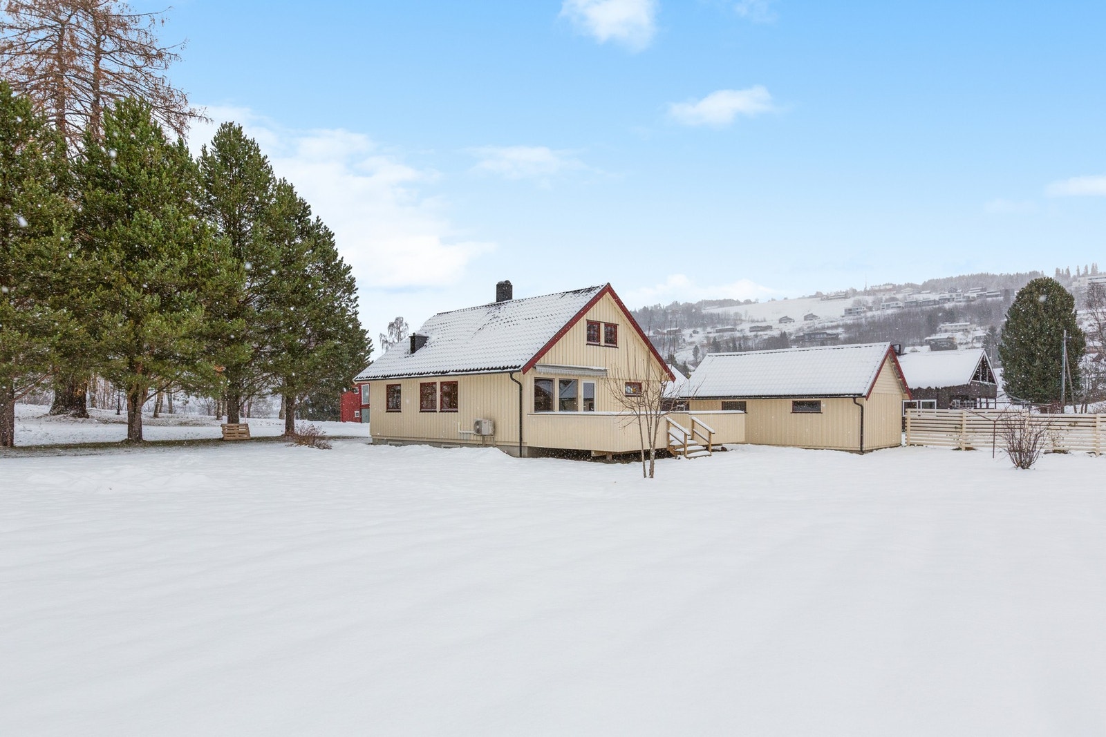 Enebolig over 3 plan med egen frittstående garasje. Galleribilde