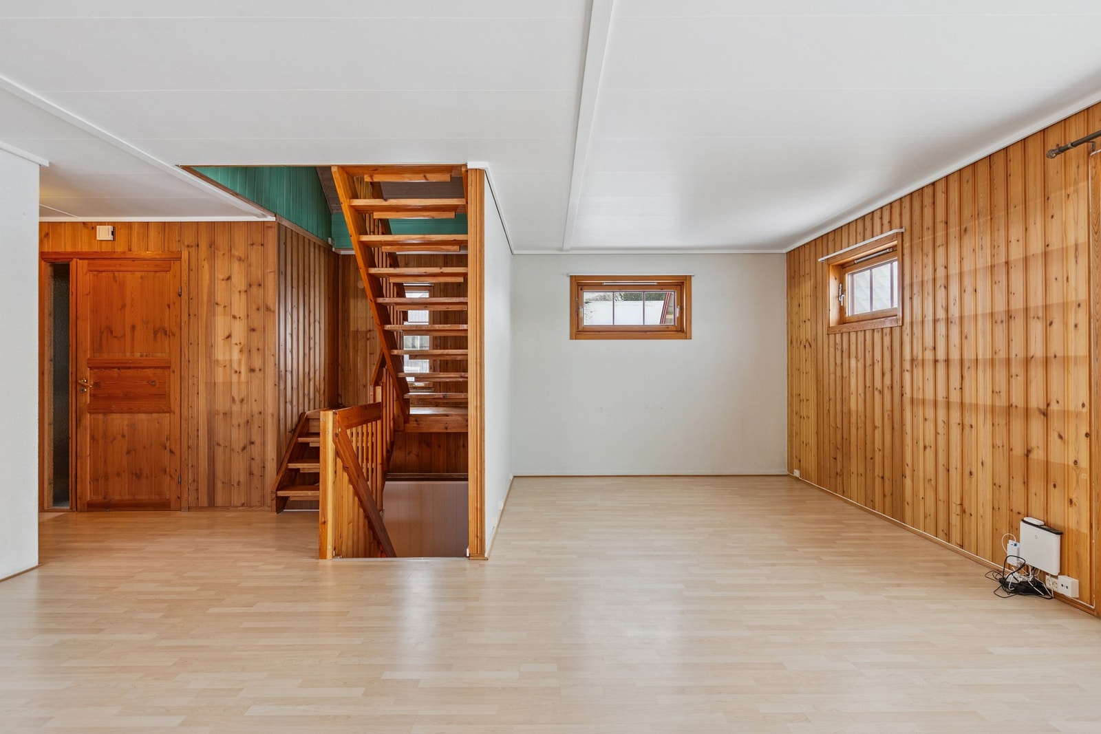 God plass til flere sittegrupper på stua. Galleribilde