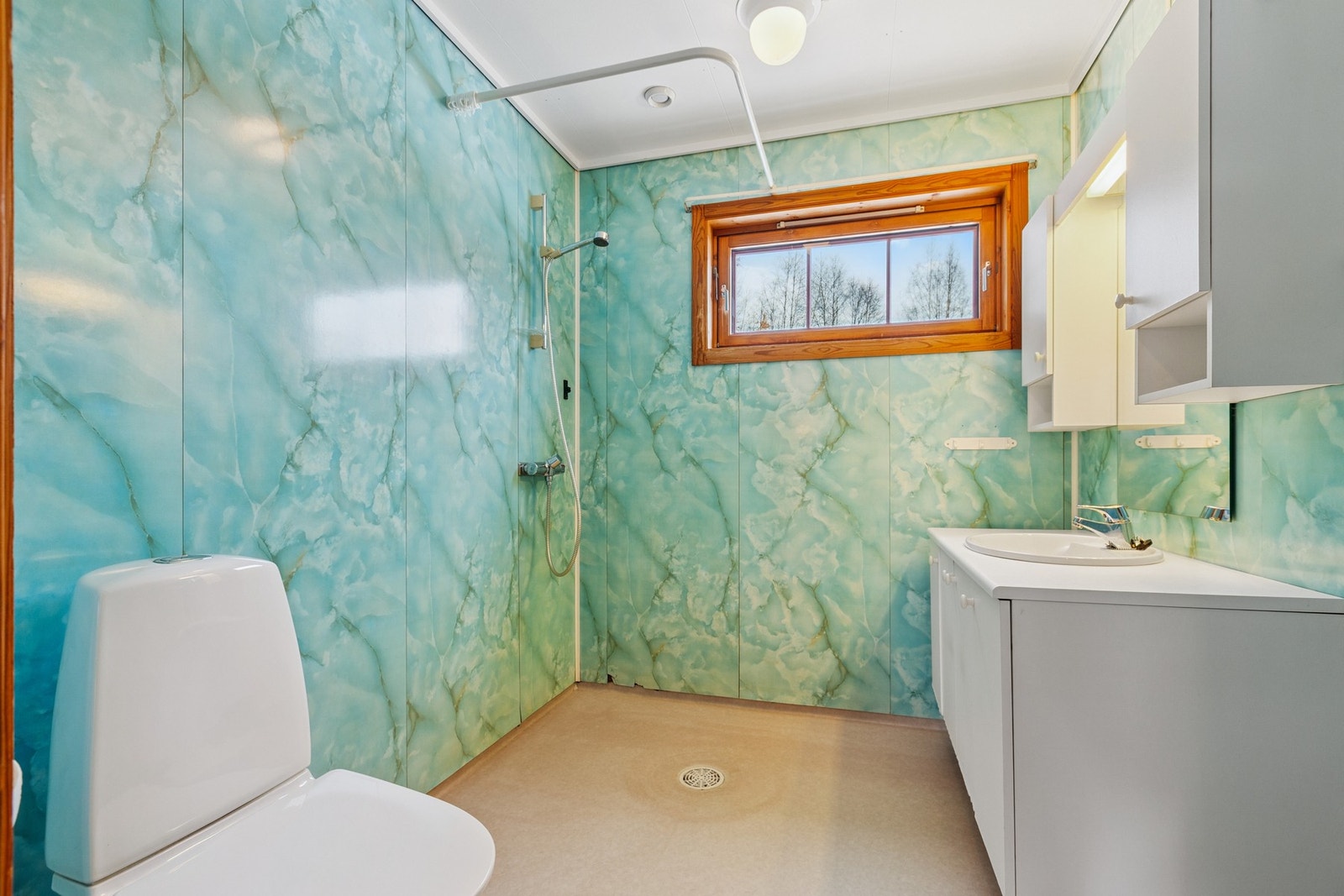 Bad med wc, servant og dusj. Galleribilde