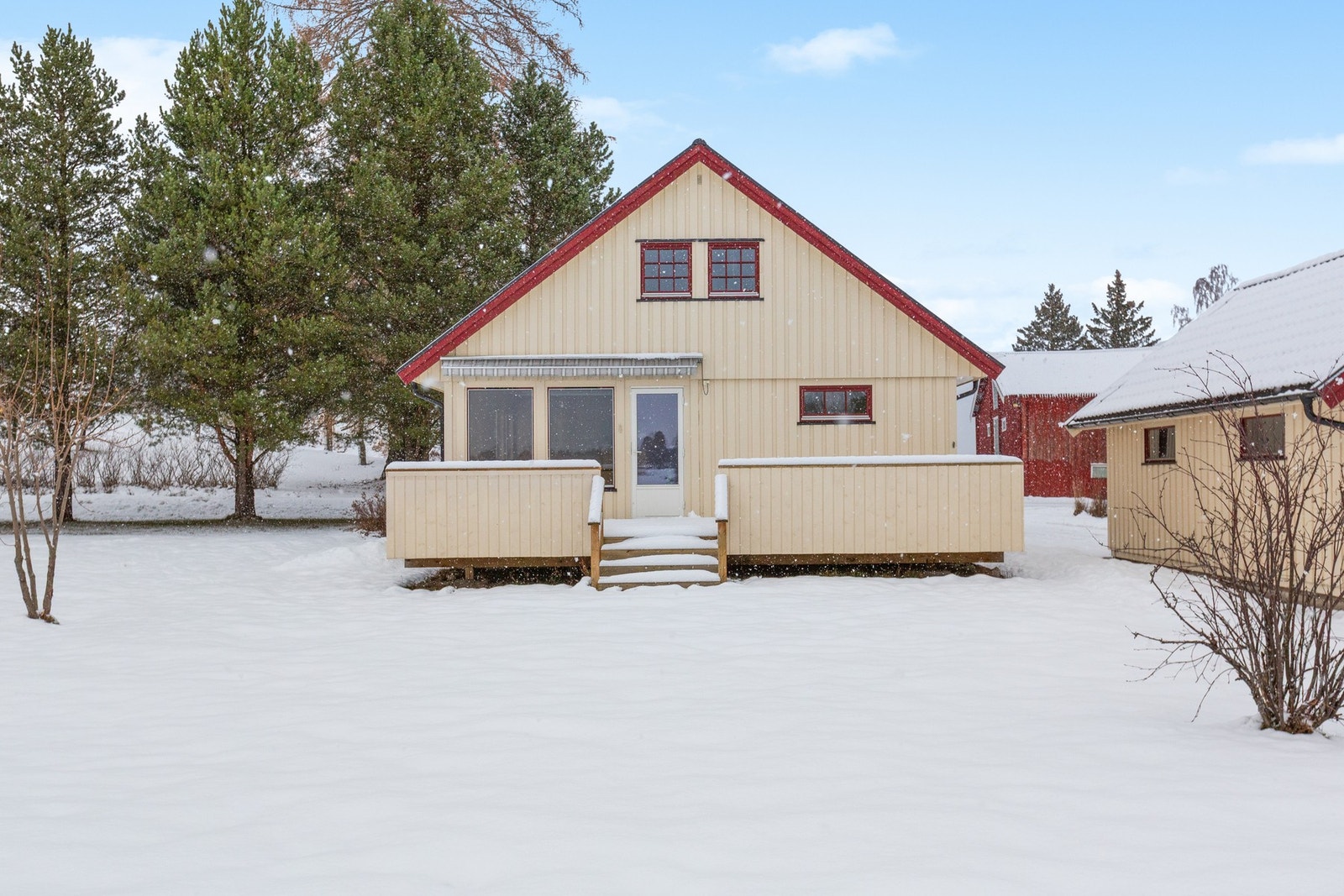 Eiendommen har en romslig tomt på ca. 906,9 kvm. Galleribilde