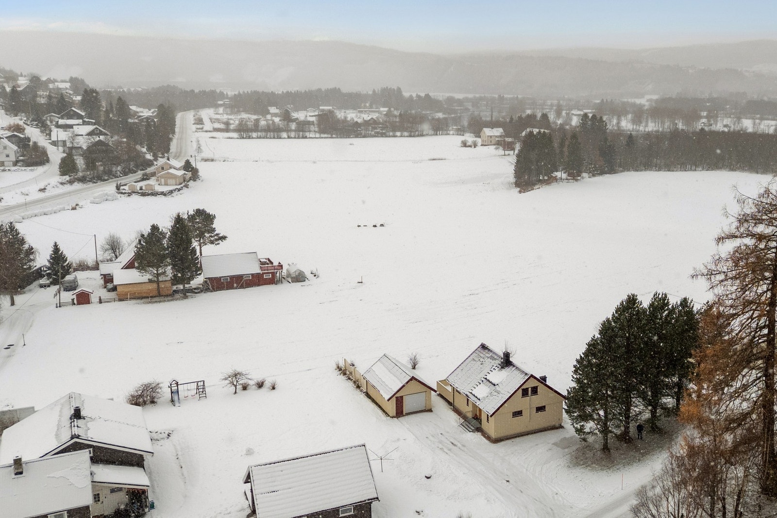 Fra eiendommen er det kort vei til både skole, barnehage og idrettsanlegg. Galleribilde