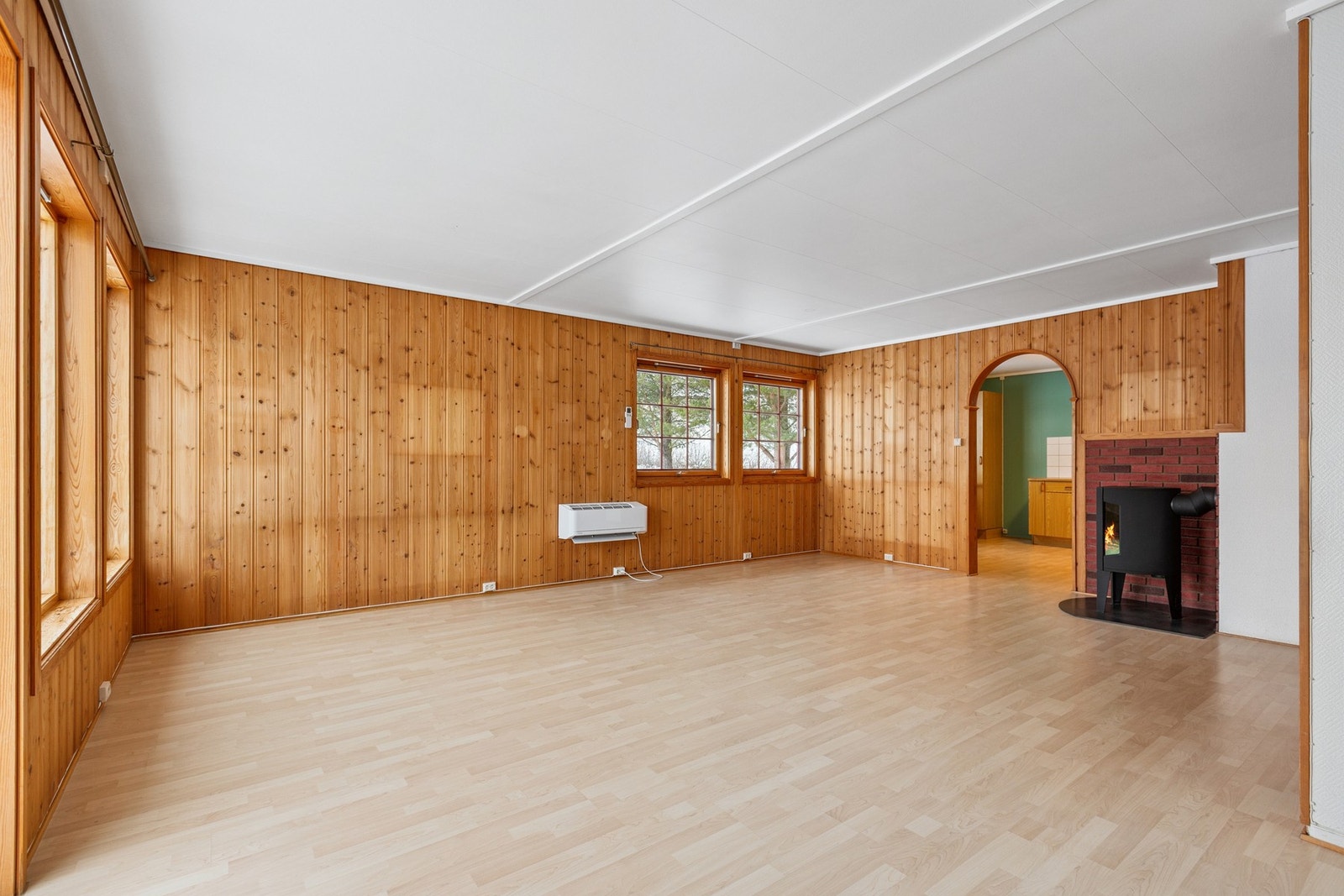 Stue har varmepumpe og vedovn som sikrer god oppvarming. Galleribilde