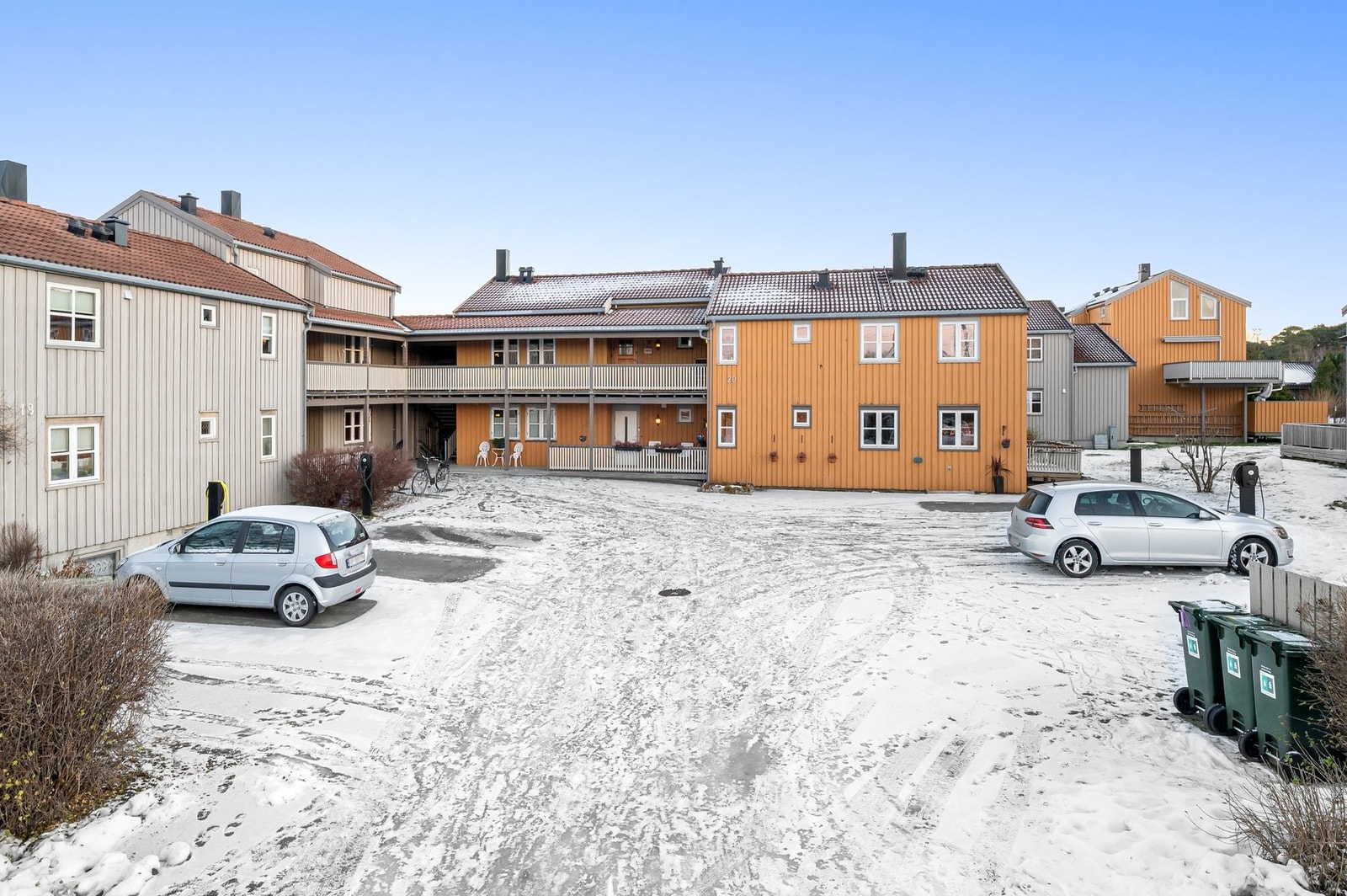 Det føler en biloppstillingsplass på sameiets tomt. Galleribilde