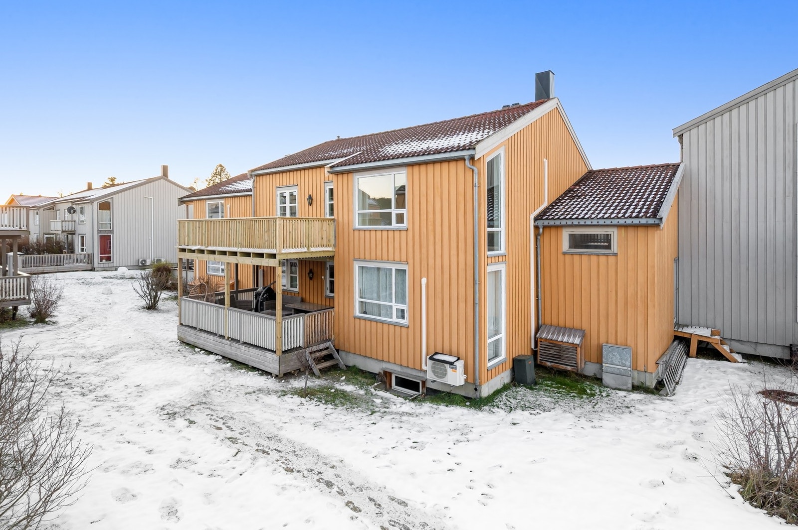 Fasade. Boligen ligger i et svært familievennlig boområde på Strindheim. Galleribilde