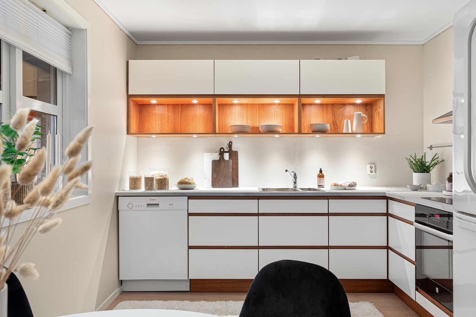 Det er integrert platetopp og stekeovn. Galleribilde