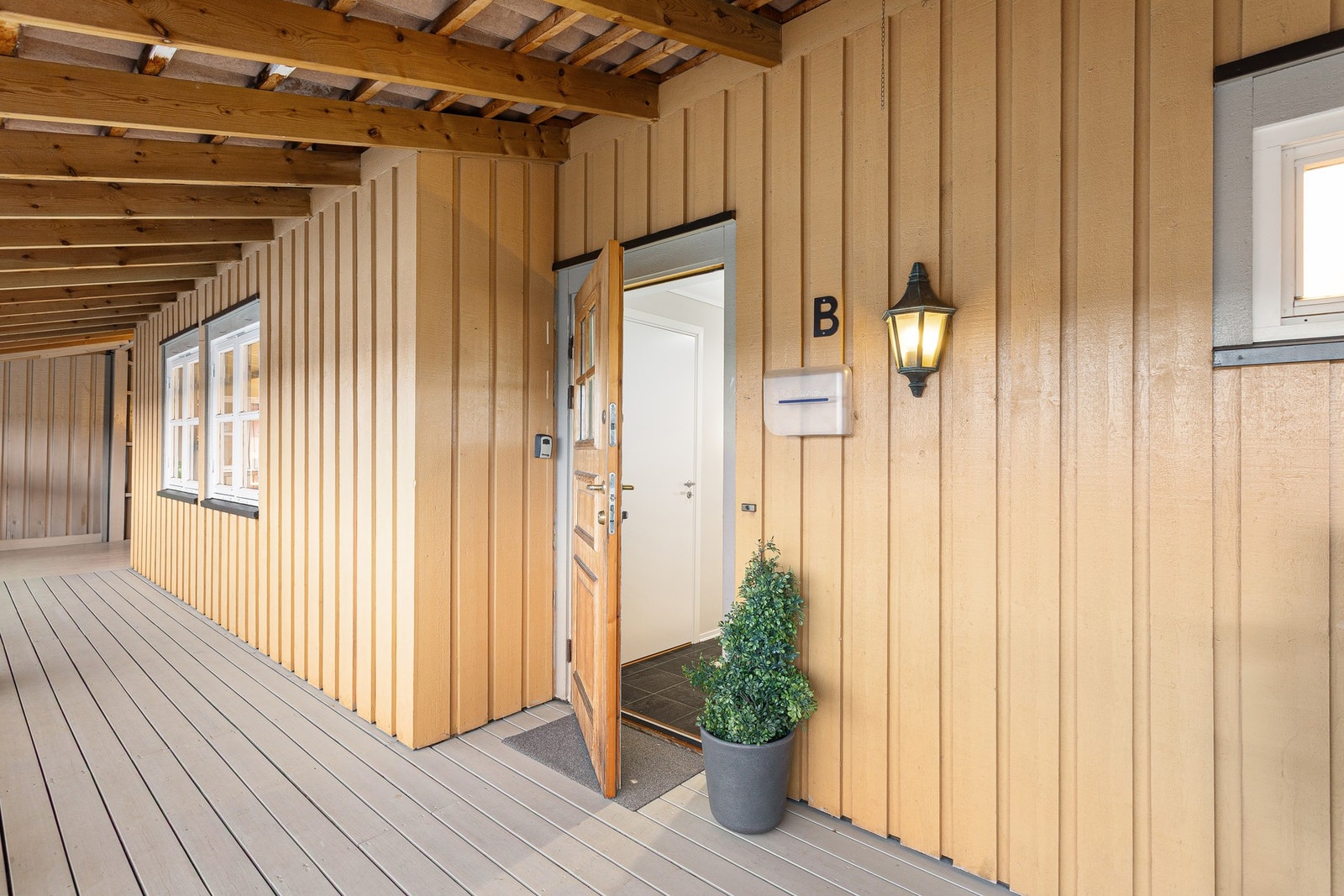 Inngangsparti. Herfra har man ettermiddags- og kveldsol. Galleribilde