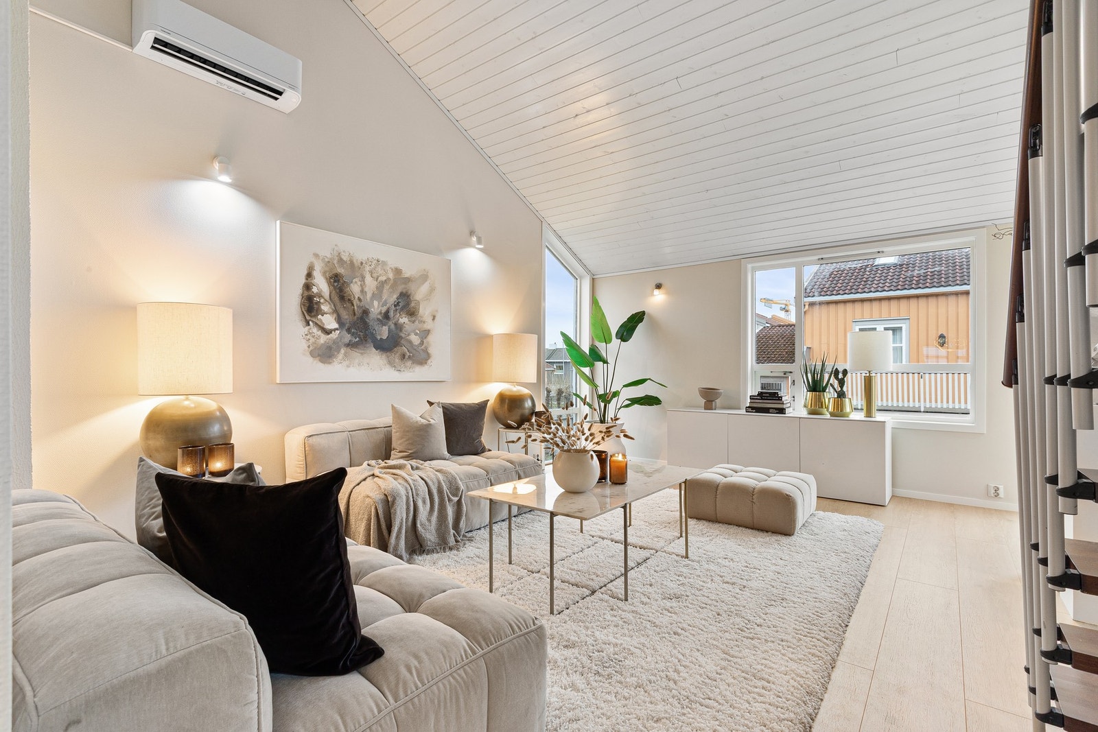 Velkommen inn. Leiligheten holder gjennomgående en fin standard og planløsning. Galleribilde