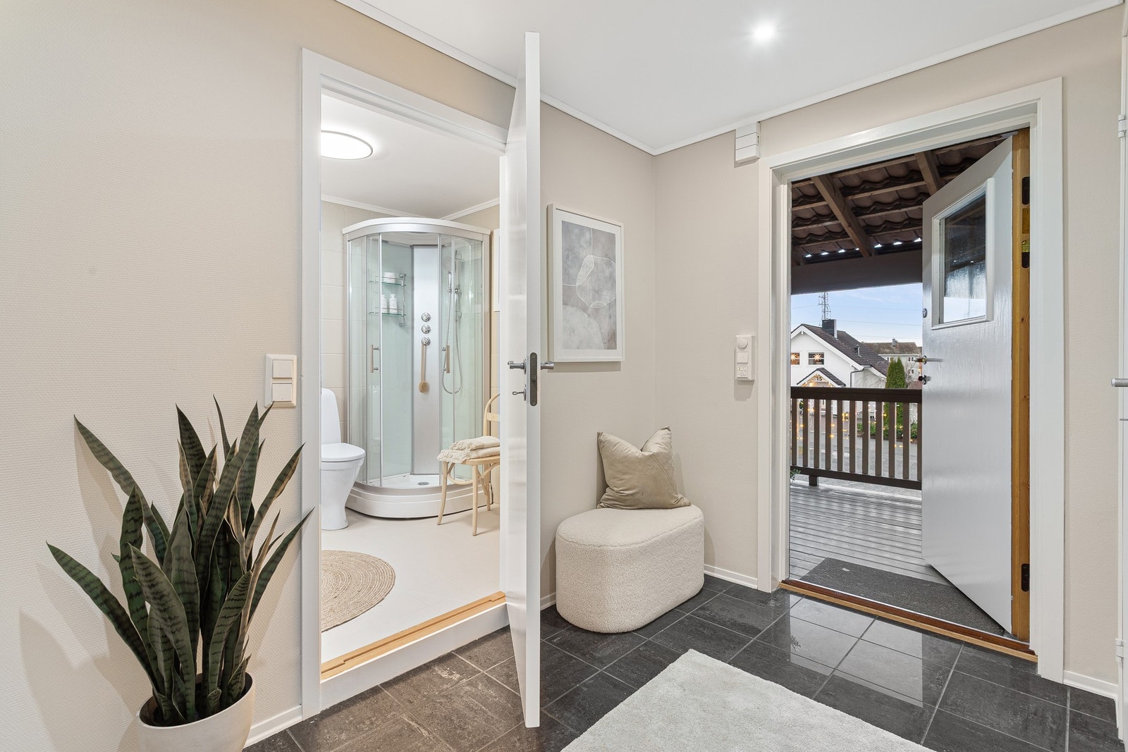 Lys entré med flislagt gulv og behagelig gulvvarme. Galleribilde