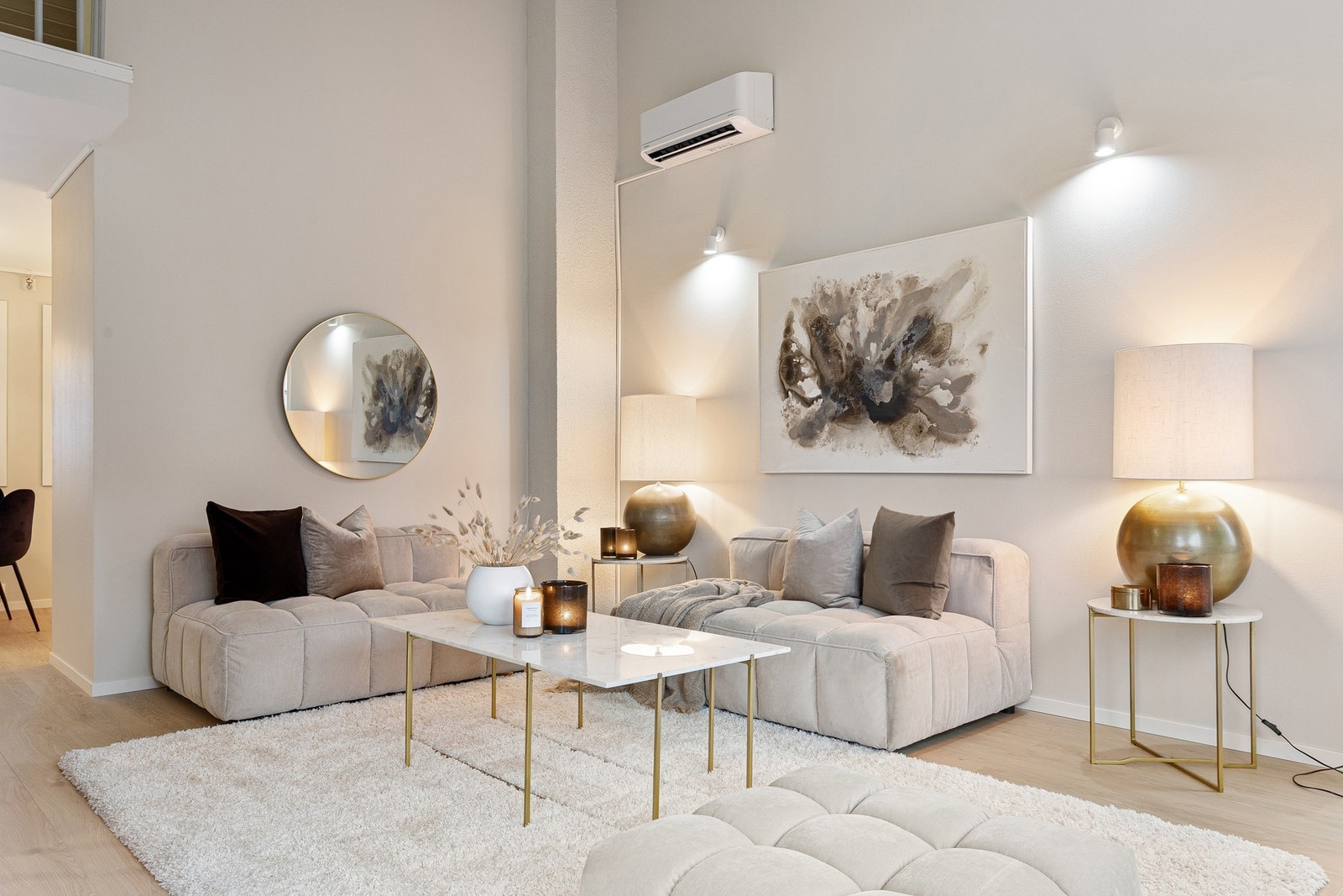 Det ble lagt nytt gulv og malt i 2025. Det er også montert varmepumpe som gir behagelig varme på kalde vinterdager. Galleribilde