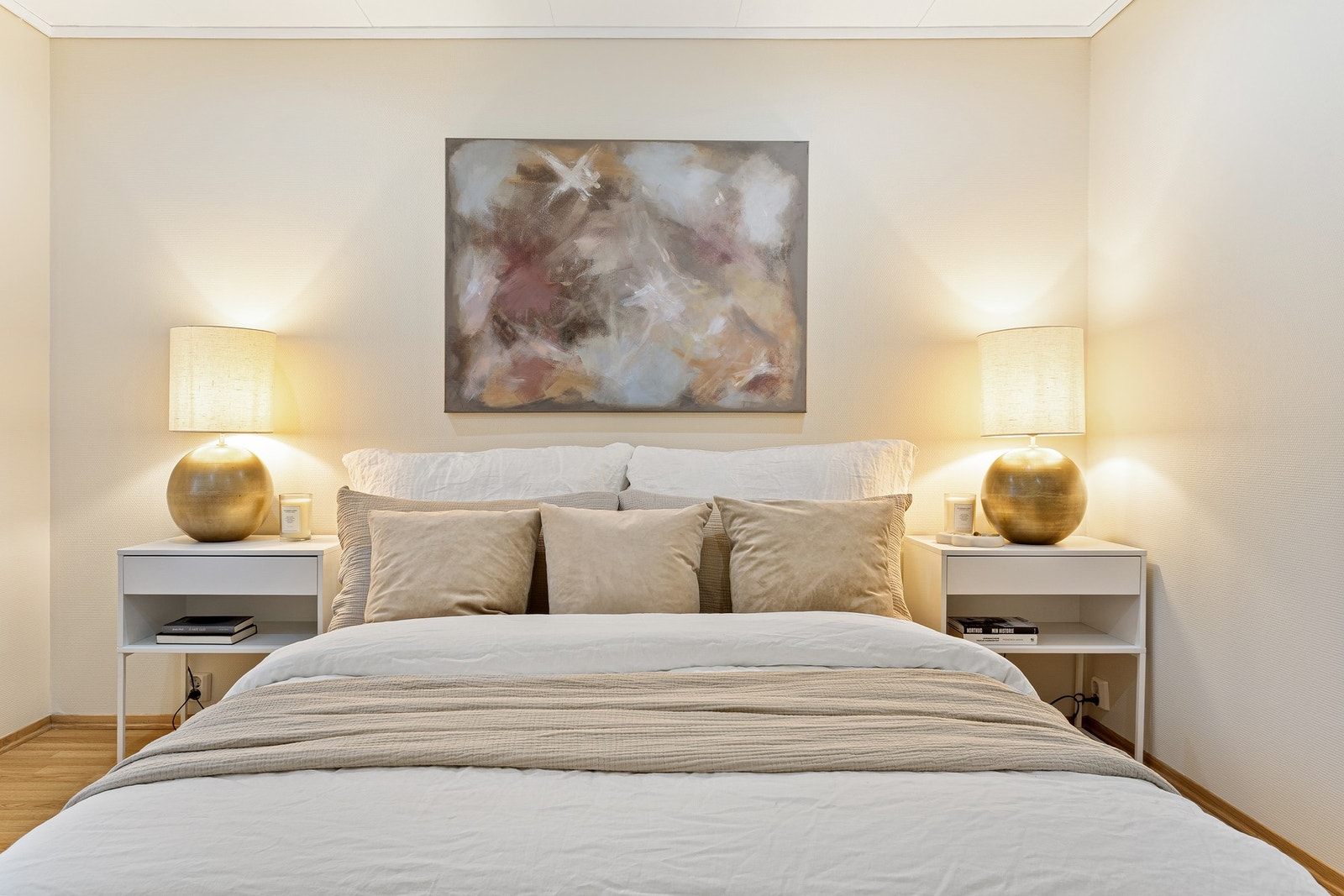 Det er god plass til å innrede med dobbeltseng med nattbord på hver side. Galleribilde