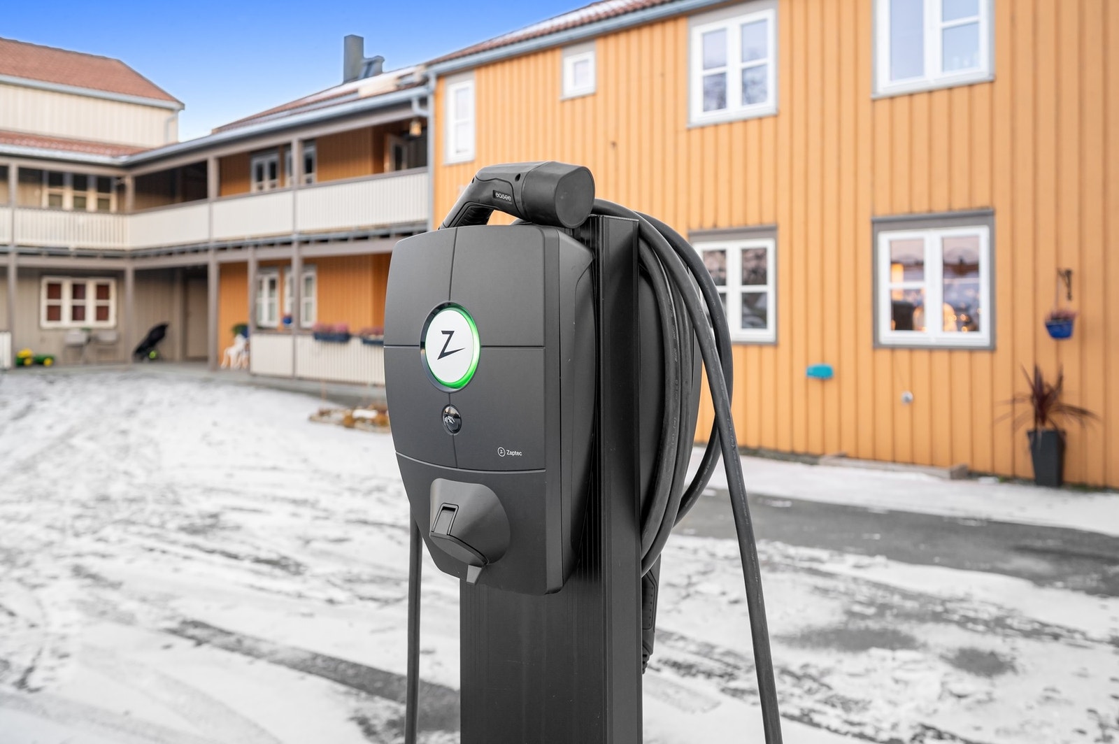 Det er er lagt opp til elbil-lader, men det er ikke montert. Galleribilde