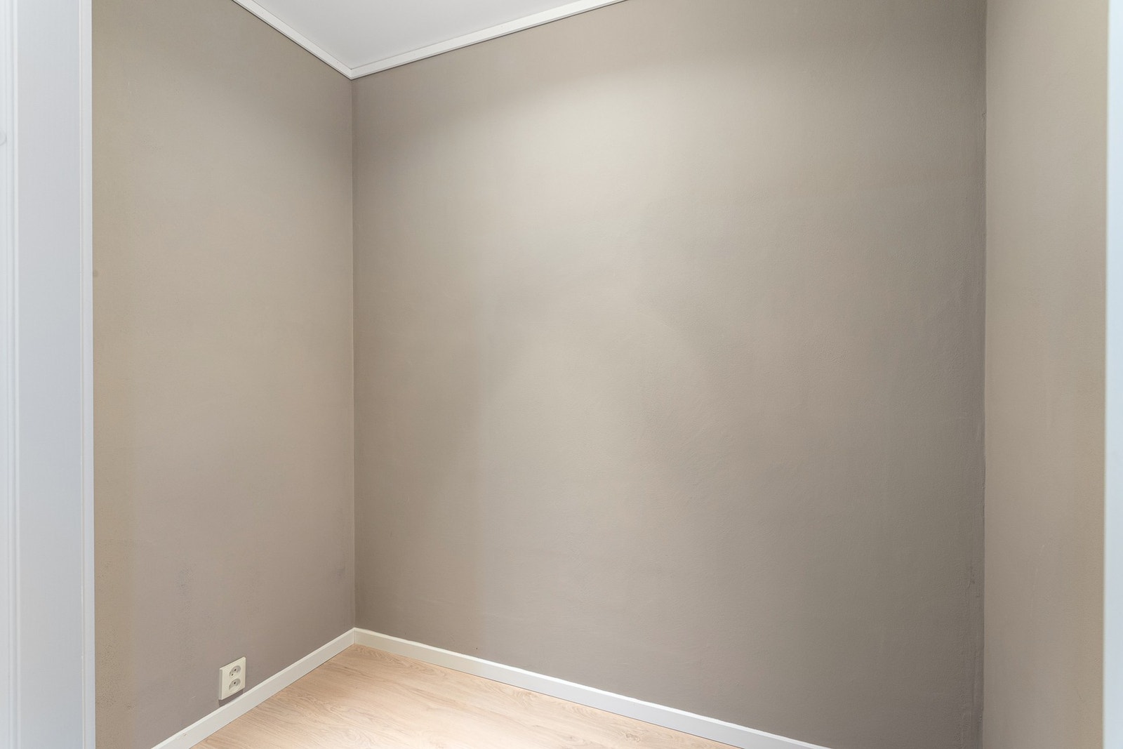 Fra entré har man tilkomst til en praktisk bod med god plass til lagring. Galleribilde