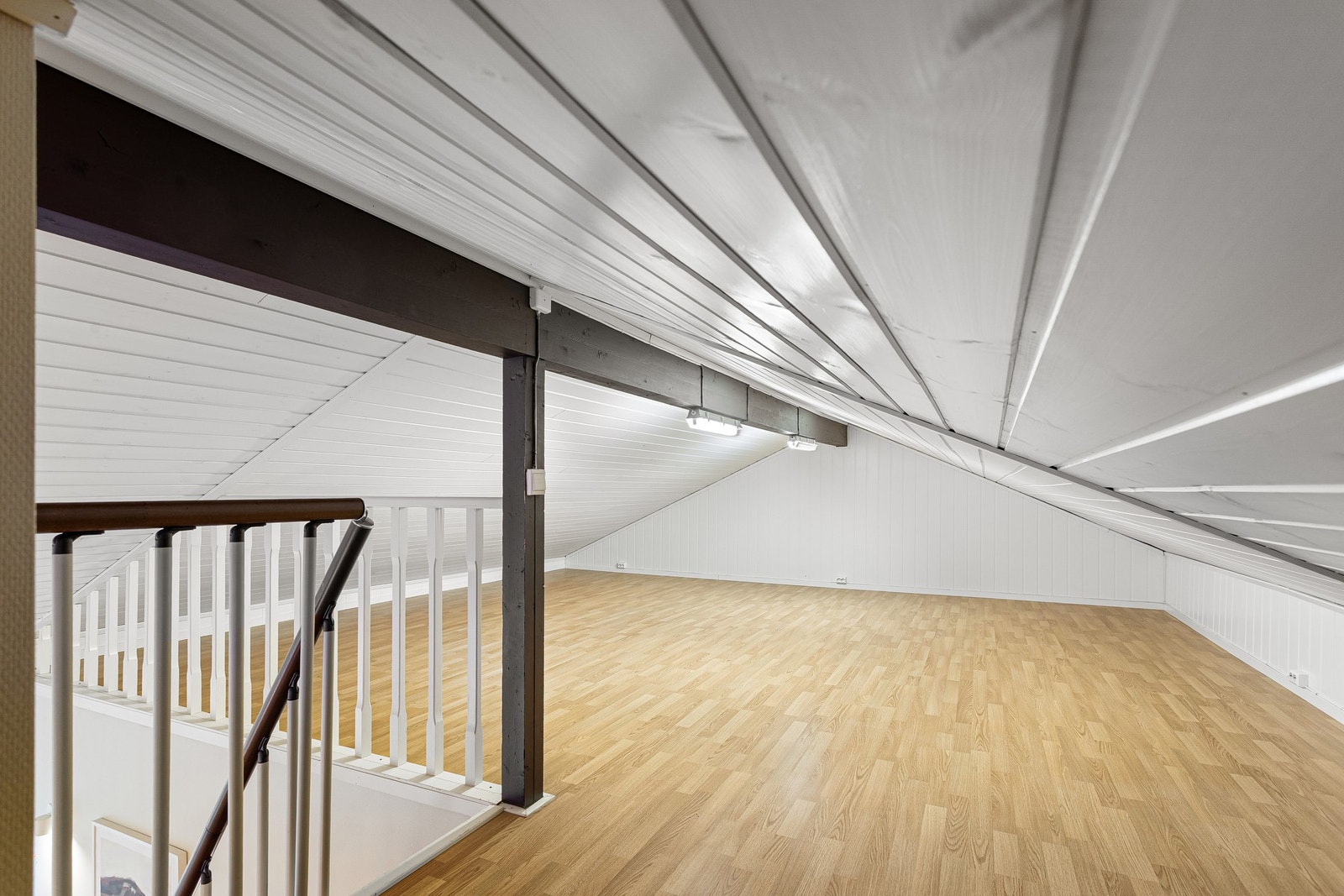 Hems med et gulvareal på ca. 48 kvm som ikke er måleverdig pga. lav takhøyde. Galleribilde