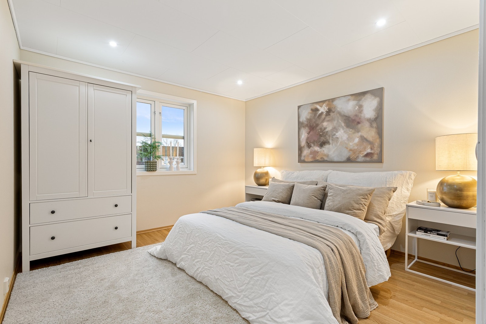 Hovedsoverom måler 11,8 kvm. Vinduer på soverommene ble byttet i 2025. Galleribilde