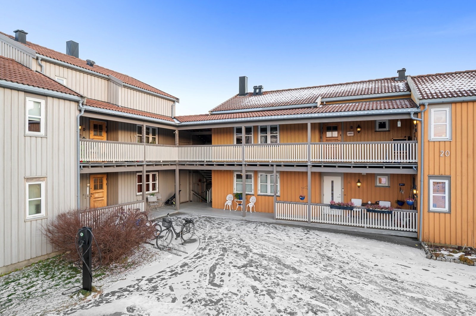 Fasade. Nærområdet byr på frodige grøntarealer, trær og prydbusker som skaper en rolig og trivelig atmosfære. Galleribilde