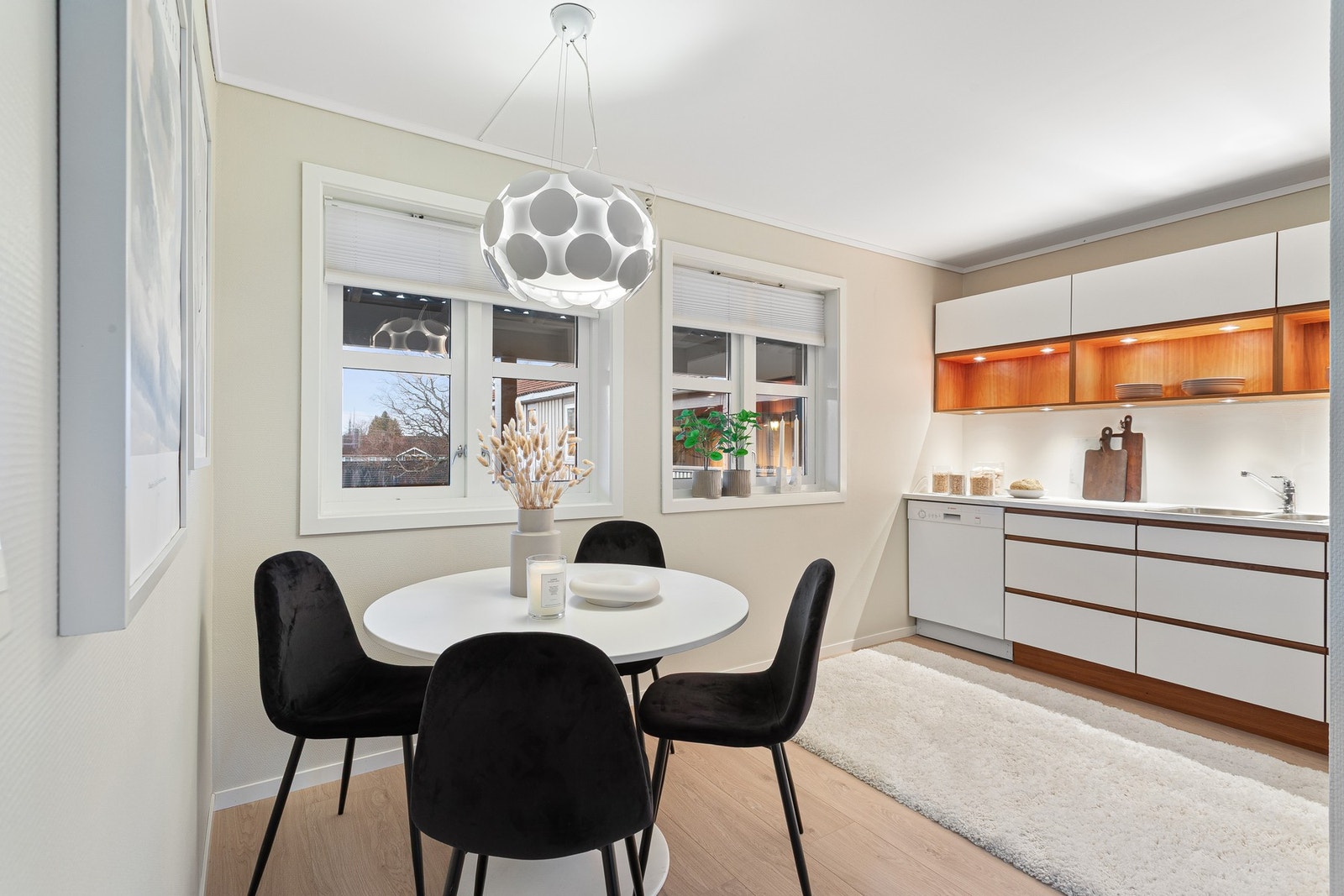 Flott kjøkkeninnredning med profilerte fronter og laminert benkeplate. Galleribilde