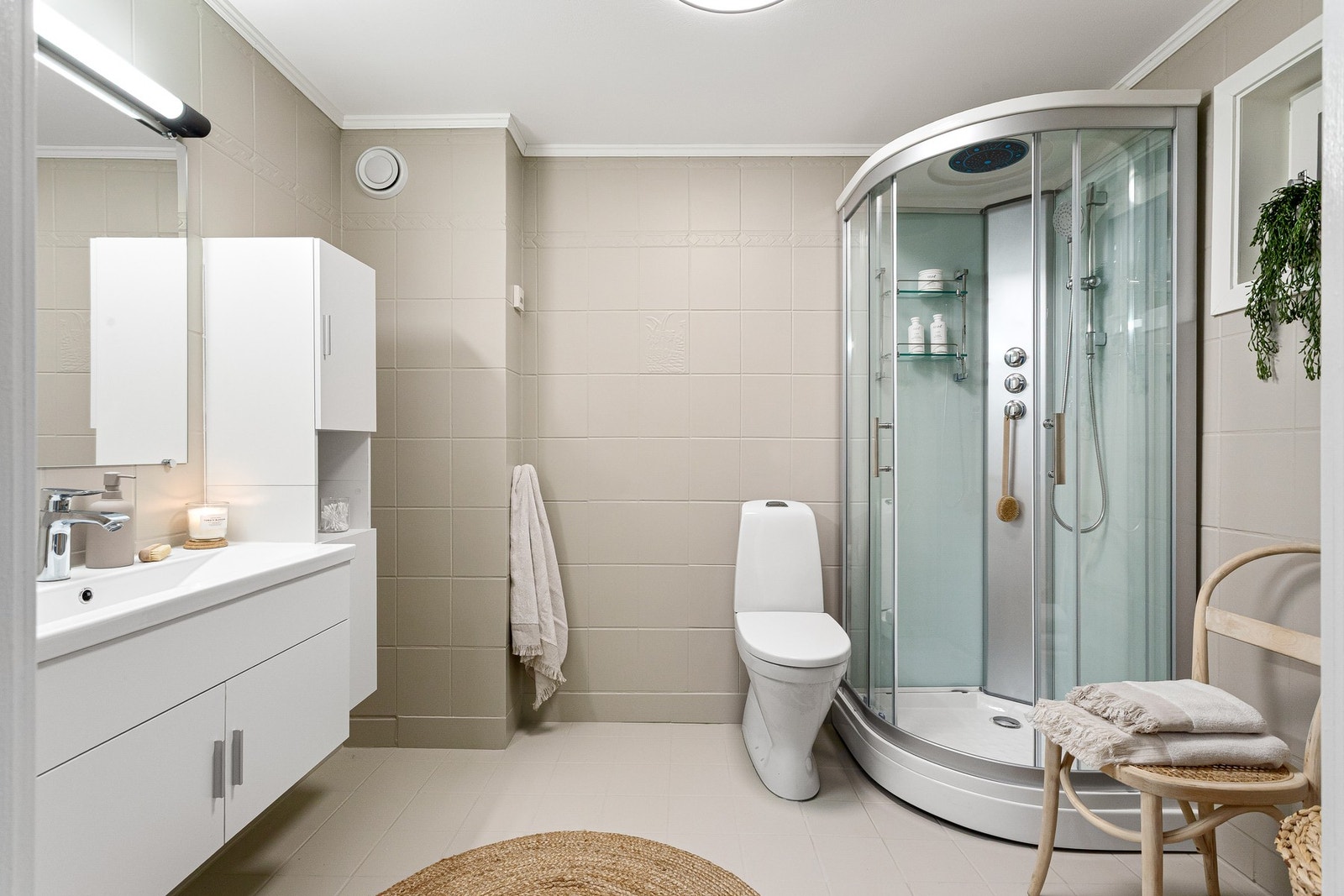 Flott flislagt bad med malt flis. Det er varme i gulvet. Galleribilde