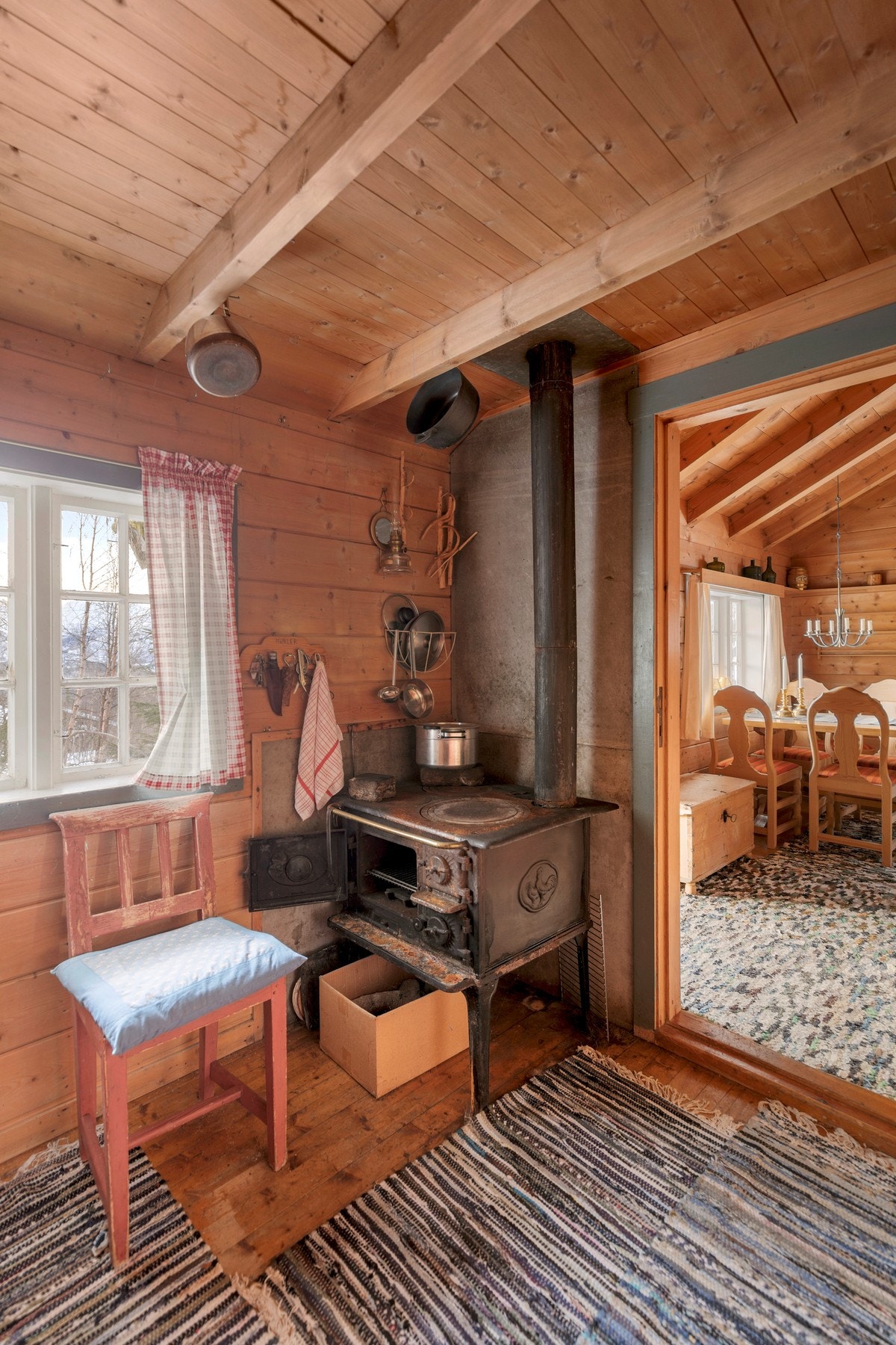 Montert eldre vedovn med koketopp og stålpipe Galleribilde