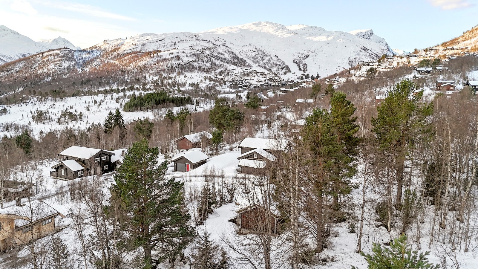 Det er også oppført et uthus på tomten, med utetoalett Galleribilde