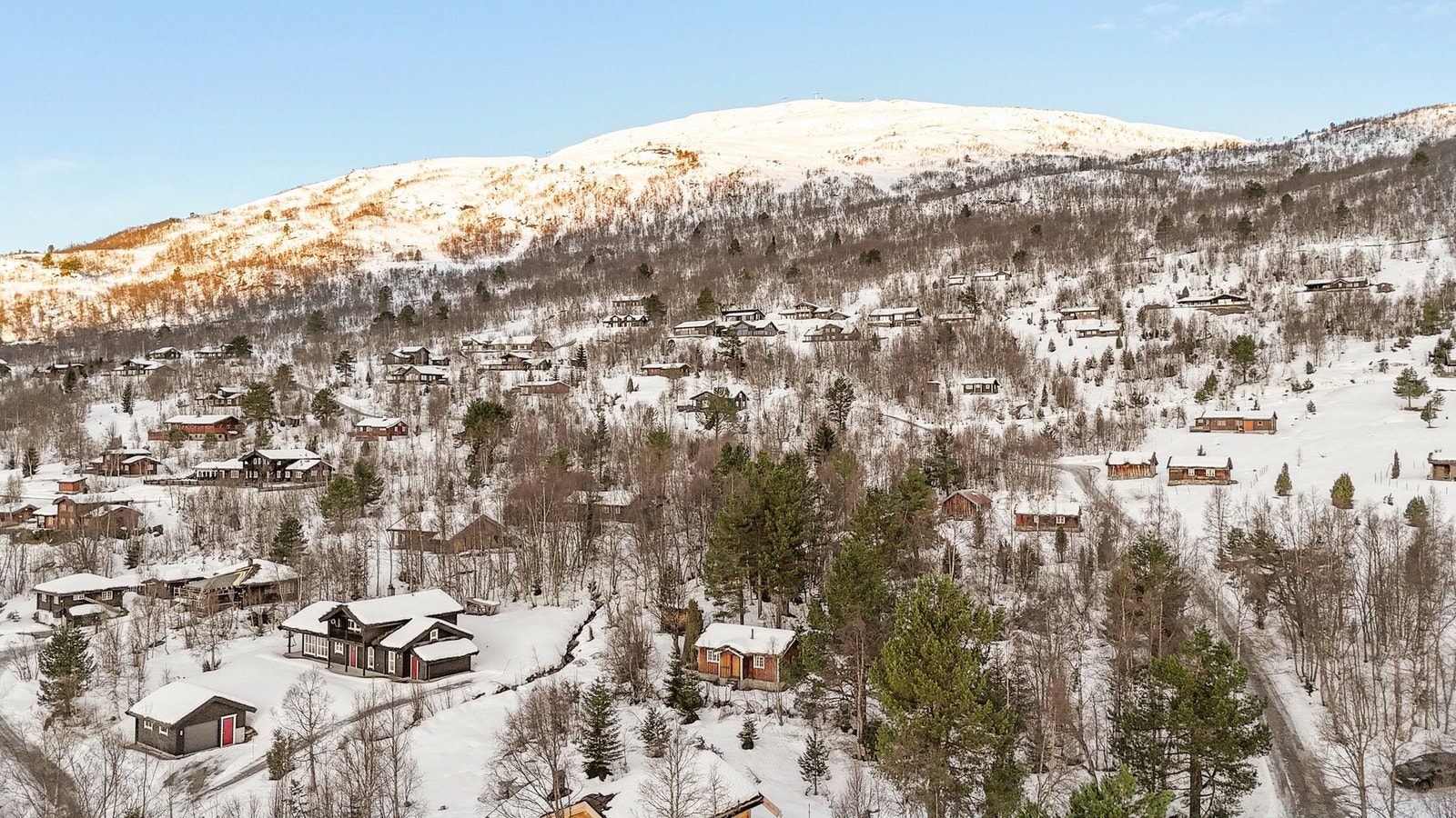 Eiendommen er ikke tilknyttet vann, avløp eller strøm, men samtlige fasiliteter er tilgjengelig i nærområdet Galleribilde