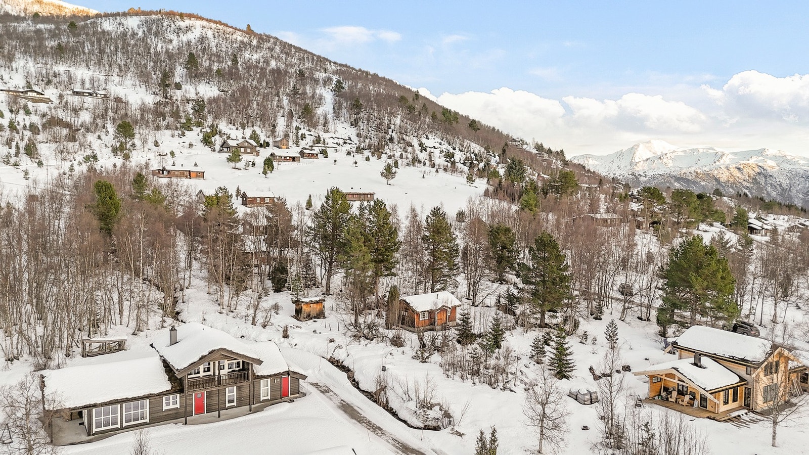 Eiendommen har sentral beliggenhet i nedre del av Ringstadsætra, med kun knappe 250m til skiløype Galleribilde
