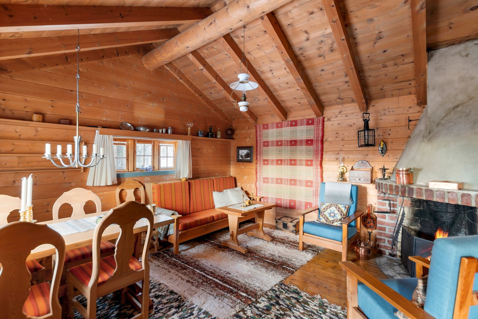 Rommet har flere møbleringsmuligheter, både for spisegruppe og sofagruppe Galleribilde