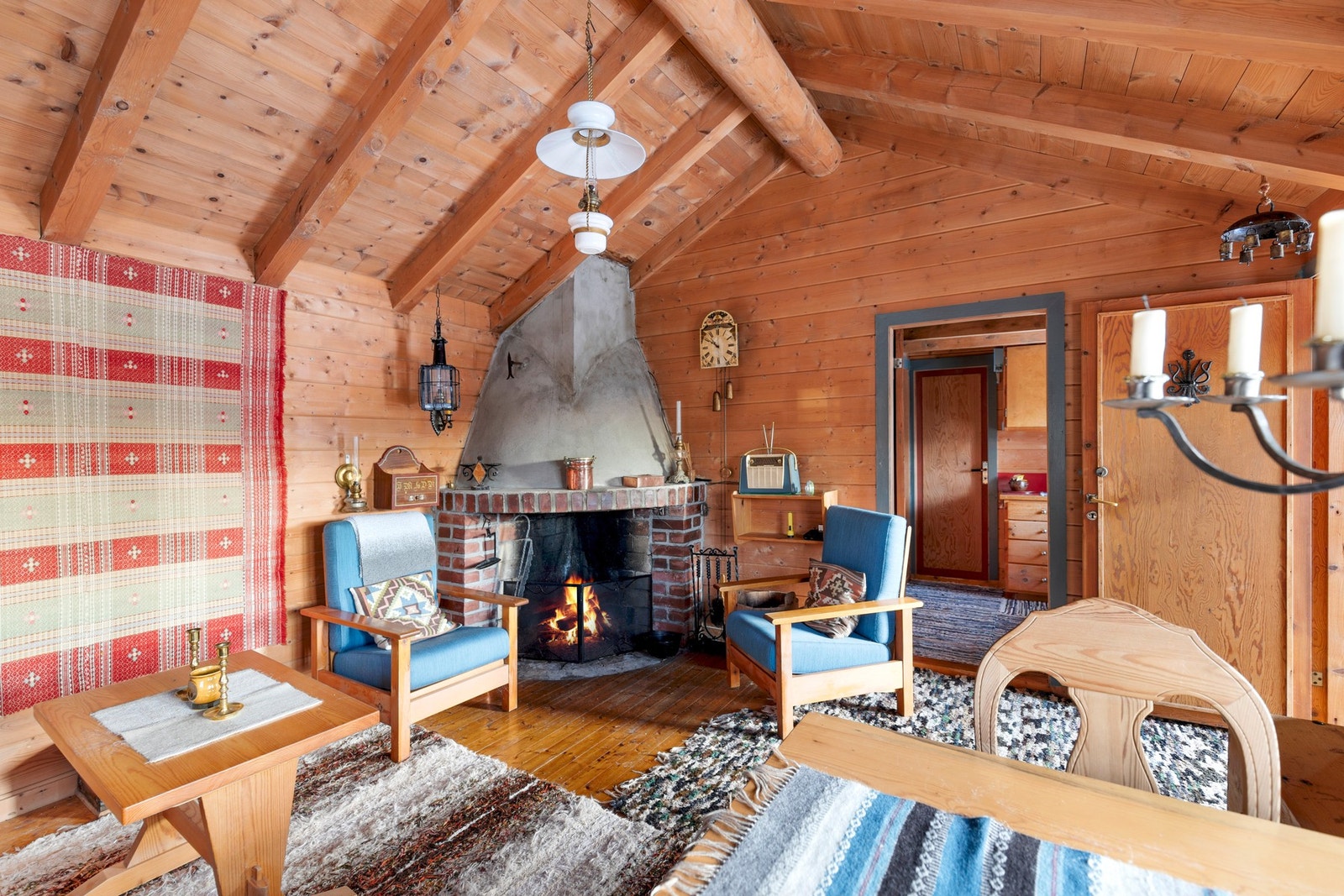 Hytten har en tradisjonell hyttestandard, meg gulvoverflater av furuplank, vegger med tømmerpanel, og panelkledde himlinger Galleribilde