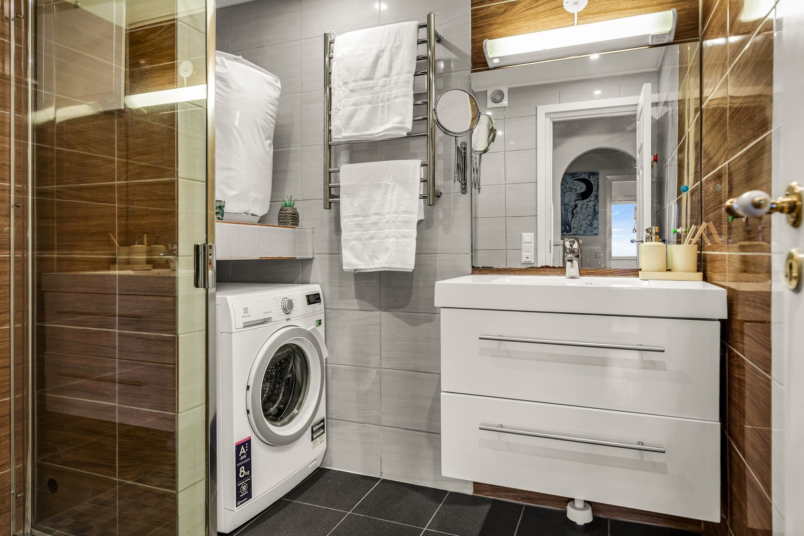 Pent baderom oppgradert rundt 2016, med flislagt gulv og behagelig gulvvarme som gir ekstra komfort i hverdagen. Galleribilde