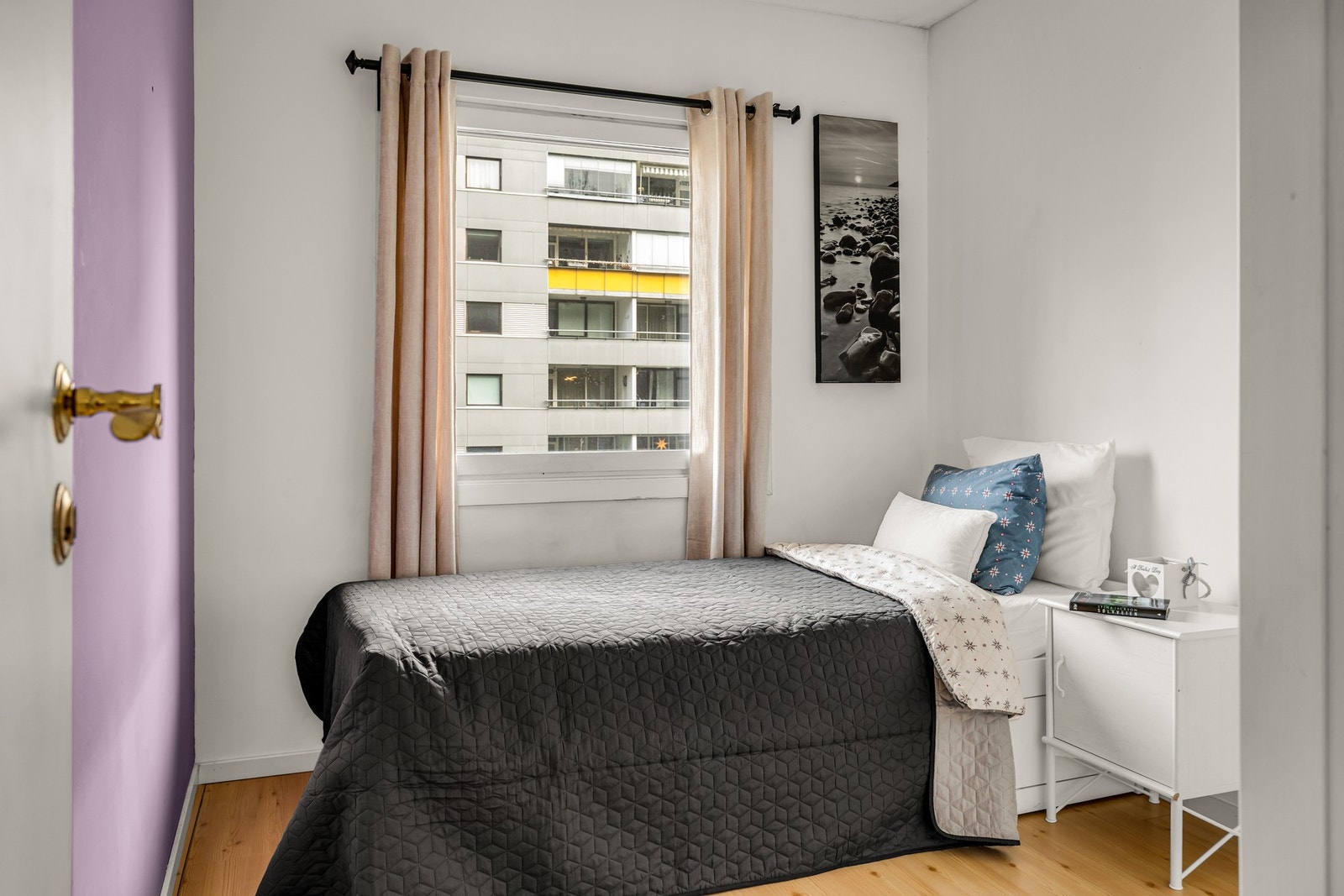 De to øvrige soverommene ligger vegg-i-vegg og egner seg ypperlig som barnerom, gjesterom, kontor eller hobbyrom. Galleribilde