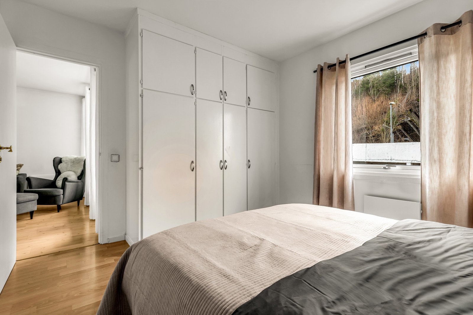 Rommet har innebygde garderobeskap som gir rikelig med oppbevaringsplass. Galleribilde