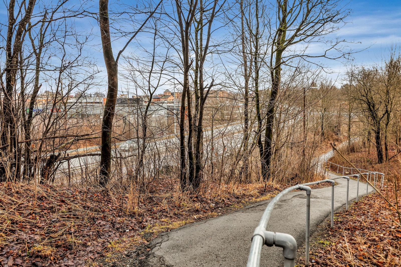 Stien på bildet er tatt bak btar deg til Asker sentrum på få minutter, og vedlikeholdes av vaktmesteren for snørydding og gruslegging om vinteren. Galleribilde